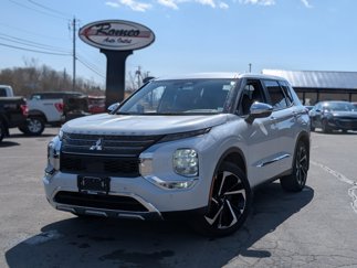 Used 2023 Mitsubishi Outlander SE image 1