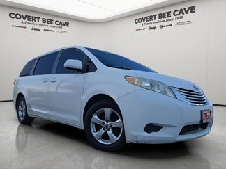 Used 2016 Toyota Sienna LE image 1