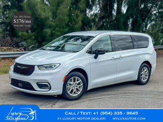 Used 2024 Chrysler Pacifica Touring-L image 1