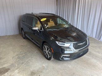 Used 2022 Chrysler Pacifica Pinnacle image 1