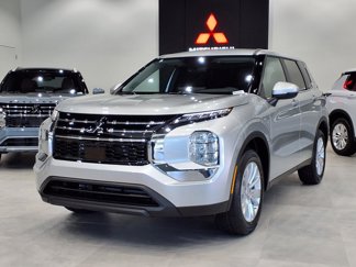 New 2025 Mitsubishi Outlander ES image 1