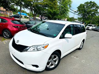 Used 2011 Toyota Sienna LE image 1