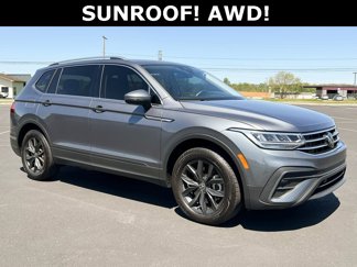 Used 2024 Volkswagen Tiguan SE w/ Panoramic Sunroof Package image 1