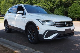 Used 2022 Volkswagen Tiguan SE image 1