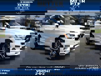 Used 2020 Volvo XC60 T6 Momentum w/ Protection Package image 1