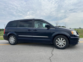 Used 2016 Chrysler Town & Country Touring image 1