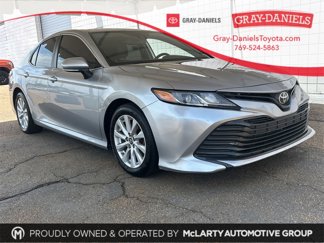 Used 2019 Toyota Camry LE image 1