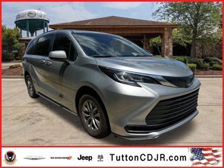 Used 2021 Toyota Sienna LE w/ LE Plus Package image 1