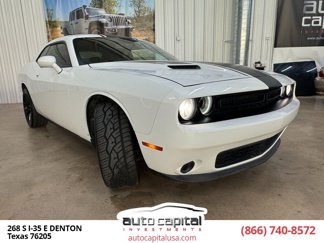 Used 2019 Dodge Challenger SXT image 1