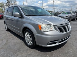 Used 2016 Chrysler Town & Country Touring image 1