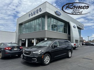 Used 2023 Chrysler Pacifica Touring-L image 1