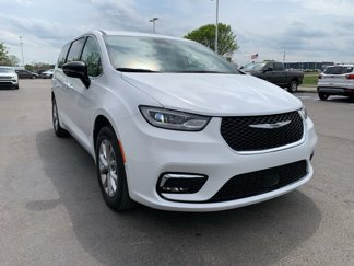 Certified 2024 Chrysler Pacifica Touring-L image 1