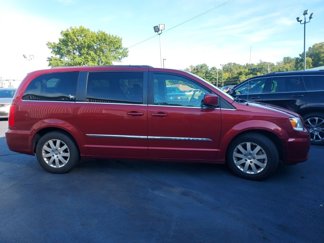 Used 2016 Chrysler Town & Country Touring image 1