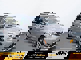 Used 2017 Chrysler Pacifica Touring-L image 1