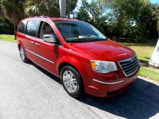 Used 2008 Chrysler Town & Country Limited image 1