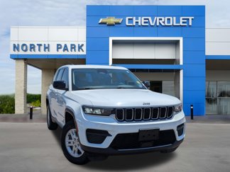Used 2023 Jeep Grand Cherokee Laredo image 1