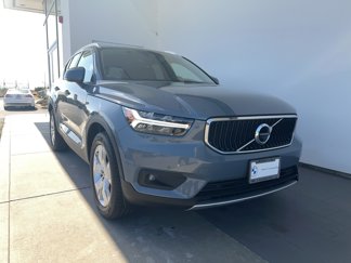 Used 2022 Volvo XC40 T4 Momentum image 1