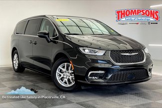 Used 2023 Chrysler Pacifica Touring-L image 1