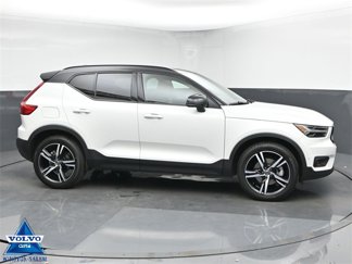 Used 2022 Volvo XC40 T5 R-Design image 1