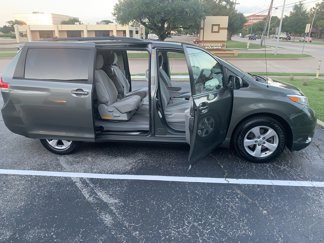 Used 2011 Toyota Sienna LE image 1