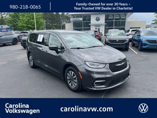 Used 2023 Chrysler Pacifica Touring-L image 1