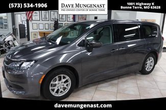 Used 2017 Chrysler Pacifica Touring image 1