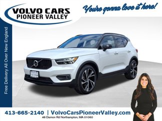 Certified 2022 Volvo XC40 T5 R-Design image 1