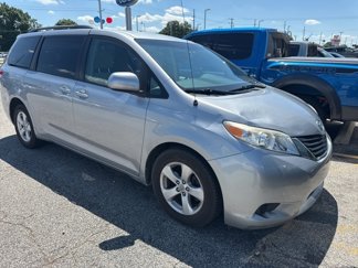 Used 2011 Toyota Sienna LE image 1