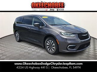 Used 2022 Chrysler Pacifica Touring-L w/ Uconnect Theater Family Group image 1