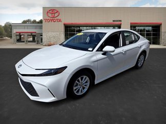 Used 2025 Toyota Camry LE image 1
