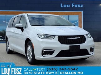 Used 2023 Chrysler Pacifica Touring-L image 1