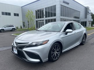Used 2022 Toyota Camry SE image 1