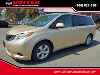 Used 2014 Toyota Sienna LE image 1