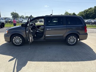 Used 2015 Chrysler Town & Country Touring-L w/ Driver Convenience Group image 1