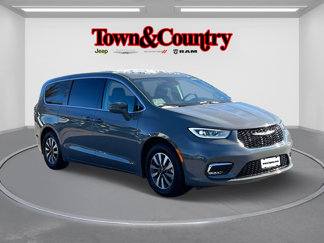 Certified 2022 Chrysler Pacifica Touring-L image 1