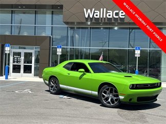 Used 2017 Dodge Challenger SXT image 1