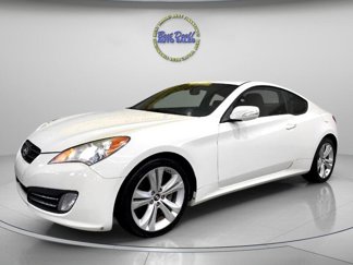 Used 2010 Hyundai Genesis 3.8 image 1