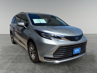 Used 2021 Toyota Sienna LE image 1