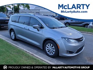 Used 2019 Chrysler Pacifica Touring-L image 1