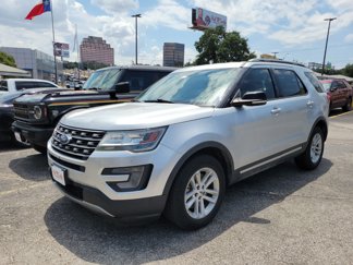 Used 2017 Ford Explorer XLT image 1