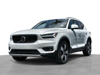 Used 2022 Volvo XC40 T5 Momentum image 1