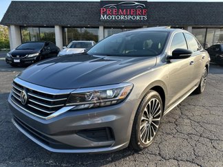 Used 2022 Volkswagen Passat 2.0T image 1