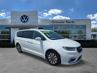 Used 2022 Chrysler Pacifica Touring-L image 1