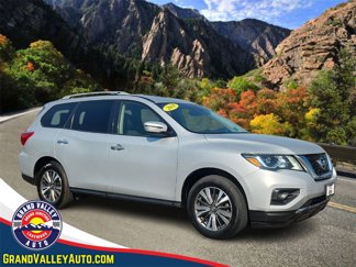 Used 2018 Nissan Pathfinder SV image 1