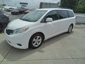 Used 2013 Toyota Sienna LE image 1