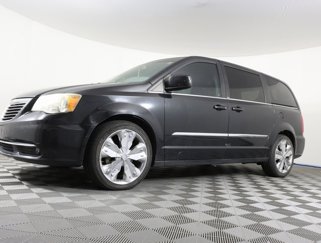 Used 2014 Chrysler Town & Country Touring image 1