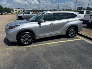 Used 2021 Toyota Highlander XLE image 1
