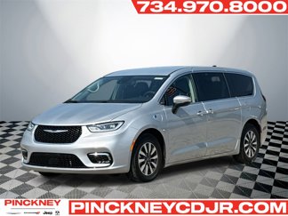 Used 2023 Chrysler Pacifica Touring-L image 1