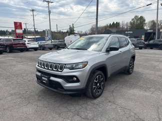 Used 2022 Jeep Compass Latitude image 1