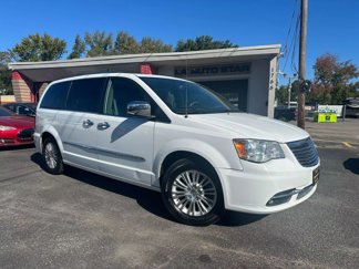 Used 2015 Chrysler Town & Country Limited Platinum image 1